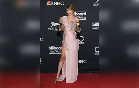 taylor swift camel toe pics|Taylor Swift Flashes Crotch Wardrobe Malfunction BBMAs